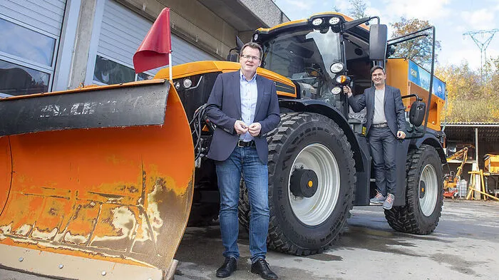 Bürgermeister Markus Lakounigg nahm das neue Fahrzeug mit Vizebürgermeister Peter Wedenig in Empfang