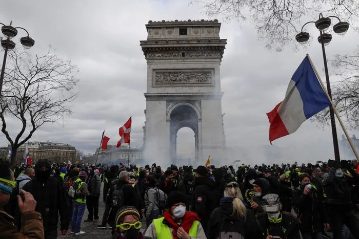 Die "Gelbwesten" hatten für Samstag zu einem Marsch auf Paris aufgerufen, mit dem sie neue Stärke demonstrieren wollen. Die Regierung versetzte die Sicherheitskräfte in erhöhte Alarmbereitschaft. Zuletzt waren die Teilnehmerzahlen bei den seit vier Monaten regelmäßig stattfindenden Protesten stark zurückgegangen.