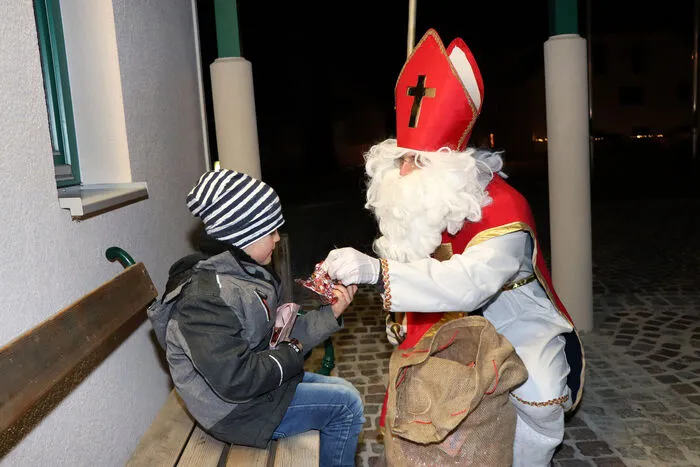 Der "Nikolaus"  Matthias Feichtinger brachte den Kinder kleine Geschenk.
