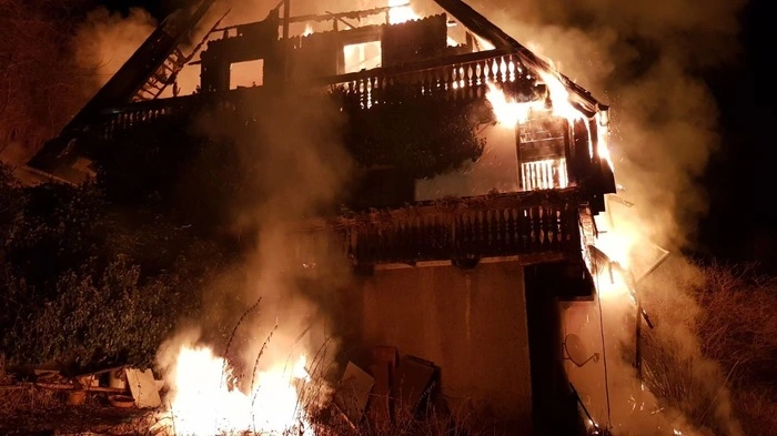 Tragödie zu Weihnachten: Bei einem Brand eines Bergbauernhauses konnten sich am Stefanitag in der früh sechs Menschen aus den Flammen retten, zwei Frauen und ein zweijähriger Bub konnten nur noch tot geborgen werden.
