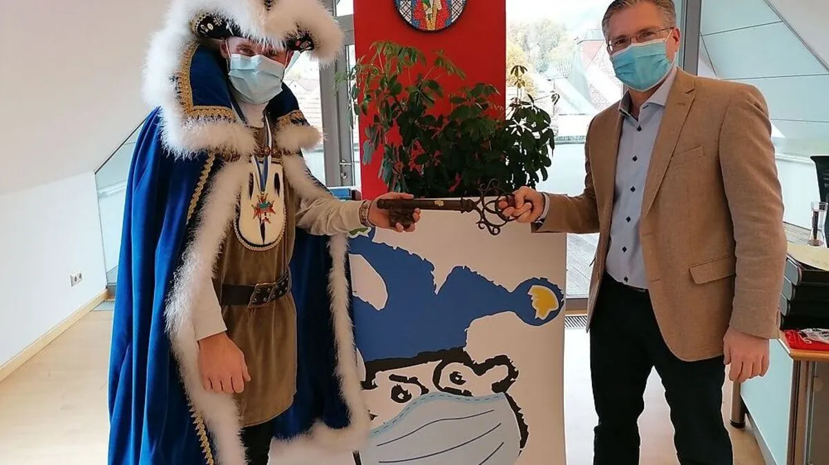 Bürgermeister Martin Kulmer übergab – natürlich mit einer "Babynasenbohrerlänge" Abstand – dem Herzog den Schlüssel