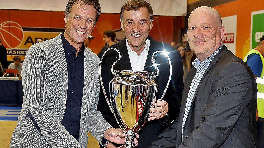 Ein Bild aus harmonischeren Tagen: Fritz Kratzer, Heribert Krammer und Bulls-Obmann Oliver Freund (v. l.) mit dem Supercup 2017