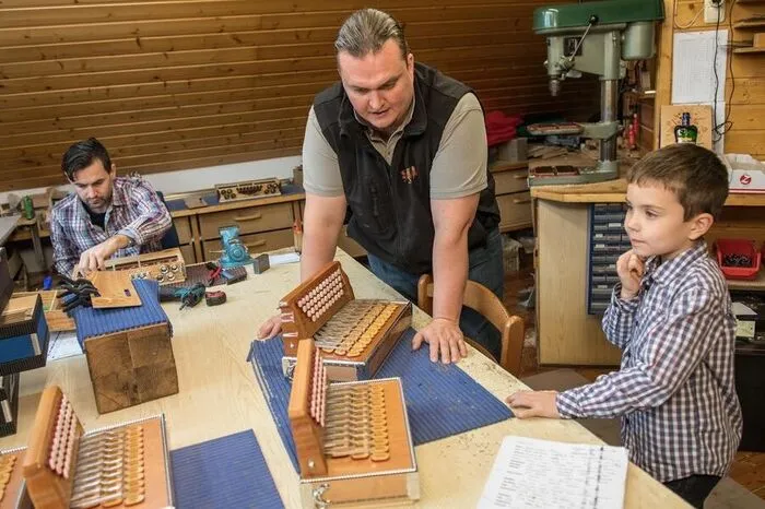Felix tauchte ins Harmonika-Paradies ein: Felix Straßegger (5) aus Mixnitz quälte die Frage, wie sein Instrument gebaut wurde. Also schrieb er ans Christkind. Dieses fand in Harmonikabauer Franz Schmidt einen Helfer zur Wunscherfüllung.