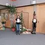 Andreas Strasser, Direktor der Mittelschule Sillian, mit den Schülern, die erfolgreich beim Jugendredewettbewerb teilgenommen haben