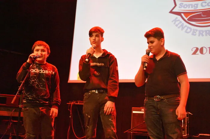 Darauf folgte die Gruppe R.M.A. mit ihrem Rap-Song "Zusammenhalt ist Hauptsache."
