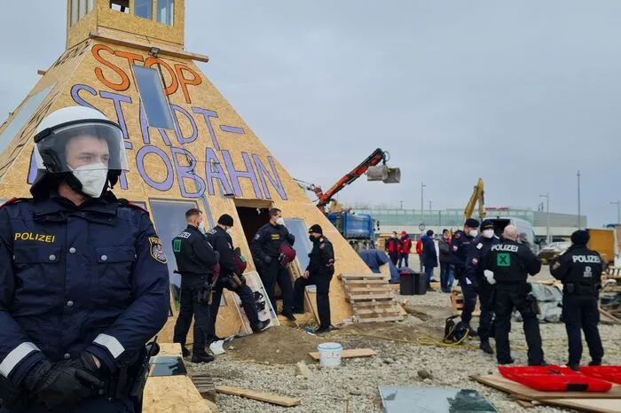 Zwölf Aktivisten waren zu Beginn im Camp anwesend, sie kamen der Aufforderung, das Gelände freiwillig zu verlassen, nicht nach. Zwei Personen hatten sich in der "Pyramide" festgekettet.