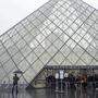 Vergeblich haben sich die Touristen am Sonntag zum Louvre begeben: Das Museum hat wegen Streiks geschlossen