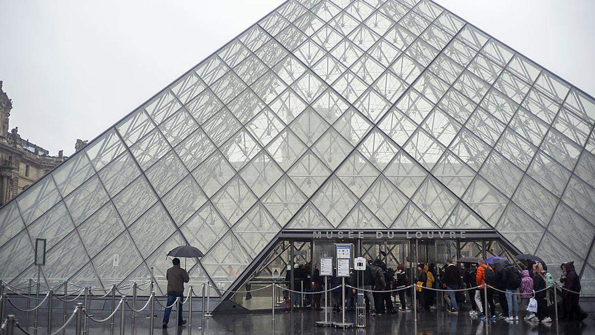 Vergeblich haben sich die Touristen am Sonntag zum Louvre begeben: Das Museum hat wegen Streiks geschlossen