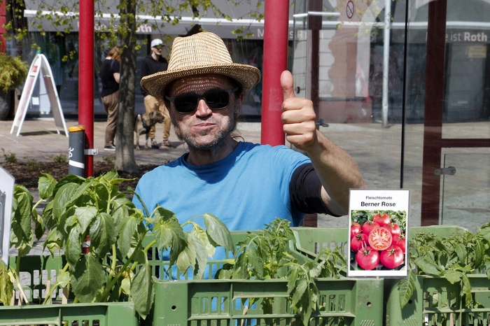 Auch diesmal wurden wieder Jungpflanzen aller Art angeboten. Handgefertigte Gartenkunst und Gartenutensilien runden das Angebot ab.