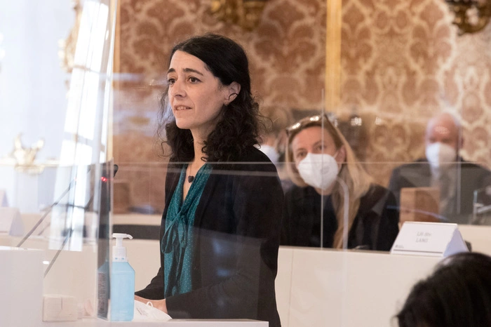 Sandra Krautwaschl (Grüne) lobt einzelne Mehrausgaben, doch für Umweltschutz würde das Land noch zu wenig unternehmen. "Man muss mehr dort investieren, wo man die Klimaziele nicht erreicht hat." Auch die Arbeit der Landwirte werde nicht ausreichend honoriert. "Naturschutz funktioniert nicht, wenn man ihn nur im Naturschutzgebieten betreibt." Die Landesspitze ist den Boden-Fonds schuldig geblieben, damit leistbarer Wohnraum entstehen kann. Auch in der Pflege sei die "Umsteuerung" zu schwach. Mehr Geld für die Pflege sei zwar positiv, aber profitieren da Angehörige und mobile Dienste?