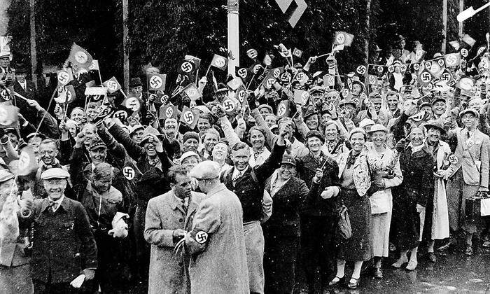 Tage des Triumphs der Nazis im März 1938: In Innsbruck erwartet man den Besuch des "Führers" Adolf Hitler