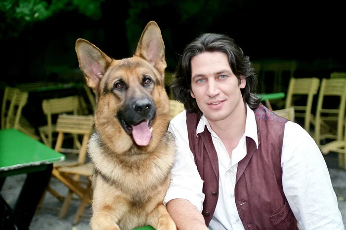 Zu seinem großen Durchbruch verhalf ihm ein Kumpel auf vier Pfoten: In "Kommissar Rex" ermittelte Tobias Moretti von 1993 bis 1997 als Ermittler Richie Moser in Wien.