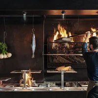 Sowohl im Wirtshaus, wie auch in der Schankkuchl (wo am offenen Feuer und über Dampf gekocht wird) werden die Produkte der eigenen Landwirtschaft sowie aus der Gegend ins beste kulinarische Licht gerückt.