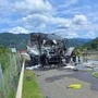 Der Lkw brannte am Pannenstreifen aus
