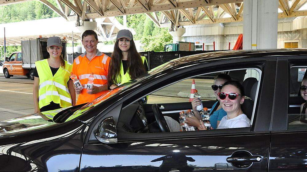 Die Asfinag versorgt Autofahrer vor dem Karawankentunnel mit Wasserflaschen