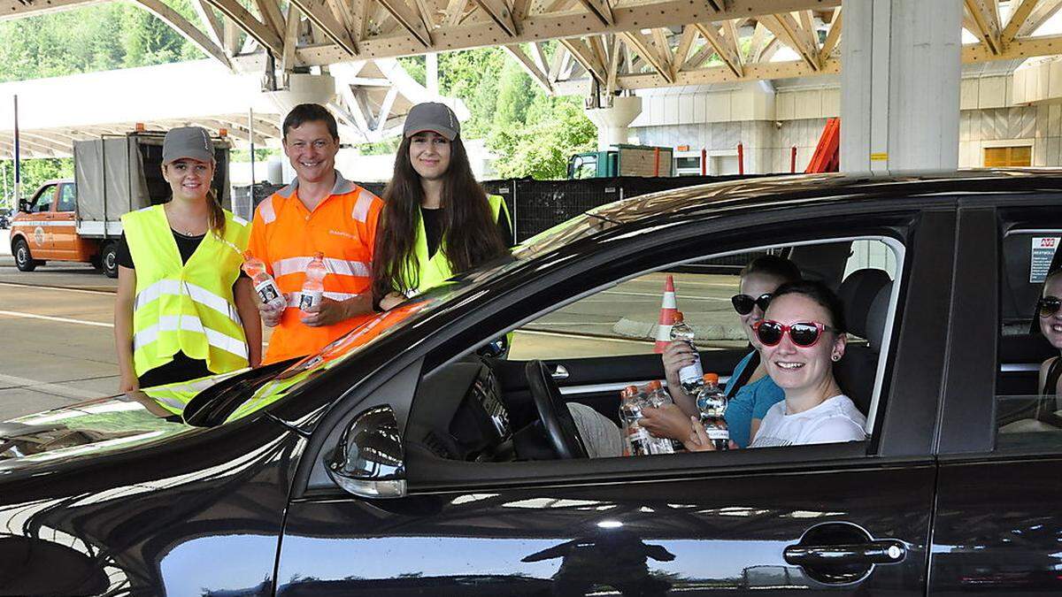 Die Asfinag versorgt Autofahrer vor dem Karawankentunnel mit Wasserflaschen