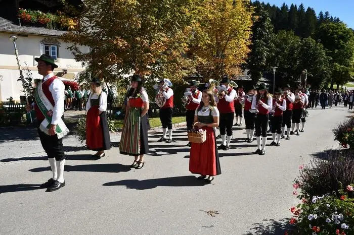 So richtig los ging es dann um 13 Uhr, der Zug wurde vom Musikverein Mühlen und dem MGV „Zirbitzkogel“ Mühlen angeführt. Stark beteiligt sich auch die Bevölkerung von Mühlen am Umzug und am Marktfest.