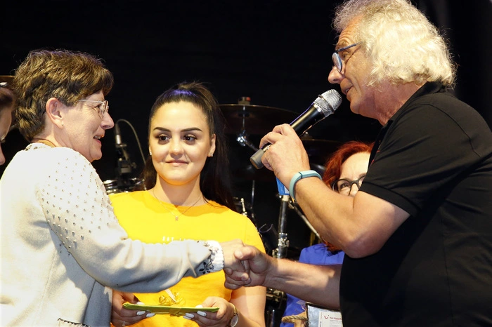 Tourismusvorsitzender Josi Thaller gratulierte der glücklichen Gewinnerin Marianne Engels aus Berlin.