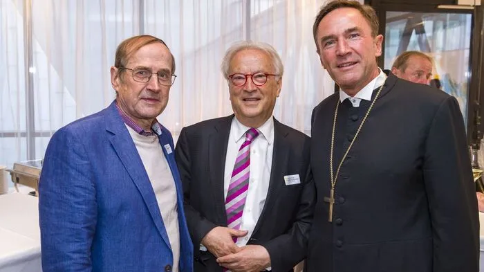 "Sehnsucht nach Europa" ist das Thema der diesjährigen Fresacher Toleranzgespräche. "Es lohnt sich, die Sehnsucht nach Europa nicht aufzugeben. Auch wenn sich Europa verändert und das Suchen mühsam ist", sagte Superintendent Manfred Sauer (rechts) beim Empfang des Landes Kärnten am Eröffnungsabend. "Europa in humaner Art weiterzuentwickeln", nannte Hannes Swoboda (Mitte), der Präsident der Toleranzgespräche, als Ziel. Die Diskussionen bei der mehrtägigen Veranstaltung in Fresach und Villach sollen die Wege dahin aufzeigen.