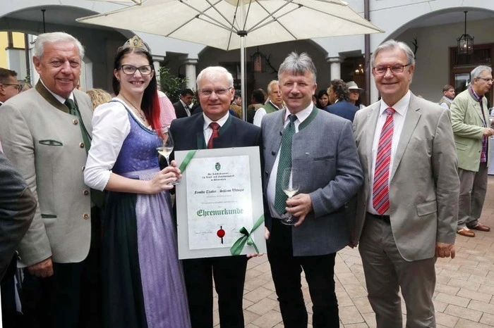 ... wie Kammerobmann Johann Reisinger, Bürgermeister Johann Urschler, Abgeordneter Hubert Lang, Landtagspräsident Franz Majcen i.R. und Weinprinzessin Elisabeth.