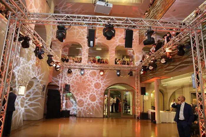 ... den mit eindrucksvollen Lichteffekten dekorierten Ballsaal im Zehnerhaus.