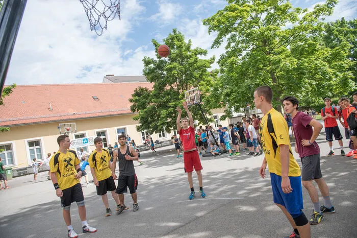 Gespielt wird beim Streetball in 3er-Teams, beide versuchen den Ball im selben Korb zu versenken.