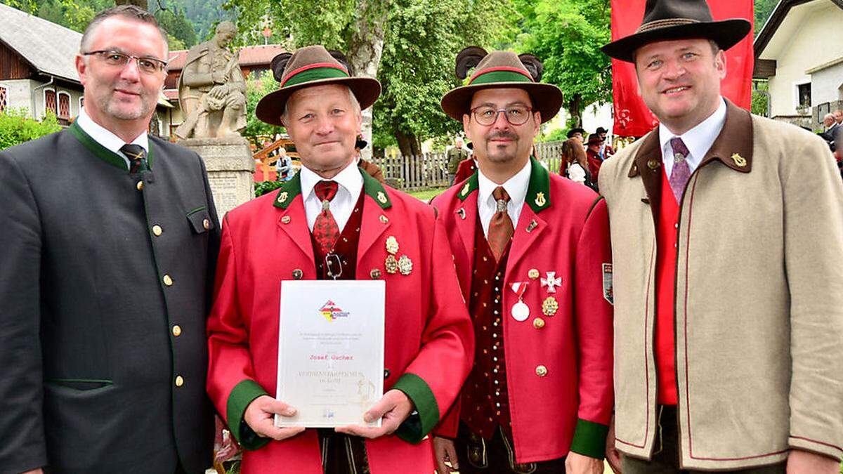 Ehre, wem Ehre gebührt: Für 50 Jahre aktive Blasmusik wurde Josef Gucher (TK Almrausch Mitschig) von Blasmusik-Landesobmann Horst Baumgartner, Bezirksobmann Andreas Zimmermann und Bezirkskapellmeister Gerald Waldner geehrt