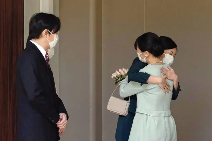 Es hieß Abschied vom japanischen Königshaus zu nehmen. Auf dem Bild ist Prinzessin Mako zu sehen, als sie ihre Schwester Prinzessin Kako umarmt, bevor sie den Familiensitz in Tokio verlässt.