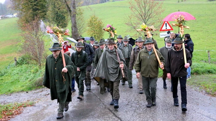 Auch wenn der Wettergott heuer nicht ganz mitspielte: Groß war die Anzahl von Weidmännern, welche am Sonntag zur traditionellen Jägerwallfahrt nach St. Georgen am Längsee gepilgert waren. 