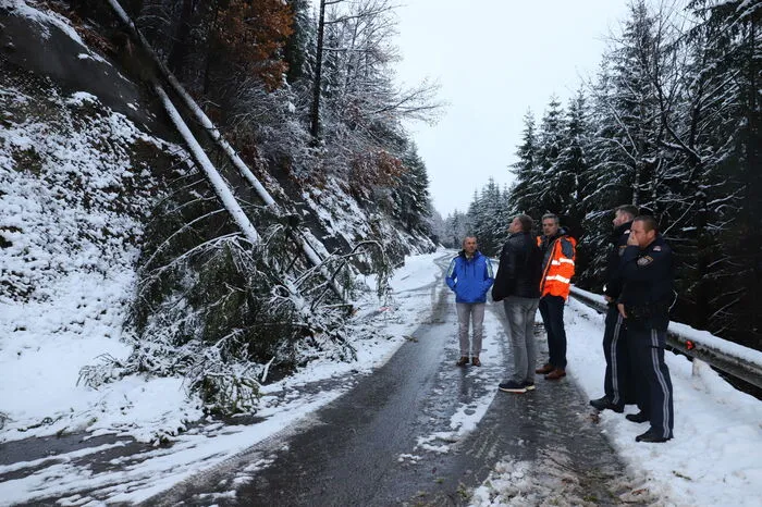 Vertreter von Bezirkshauptmannschaft, Polizei und Straßenmeisterei besichtigten am Donnerstagmorgen (14. November) die Schäden entlang der Stolzalpenstraße