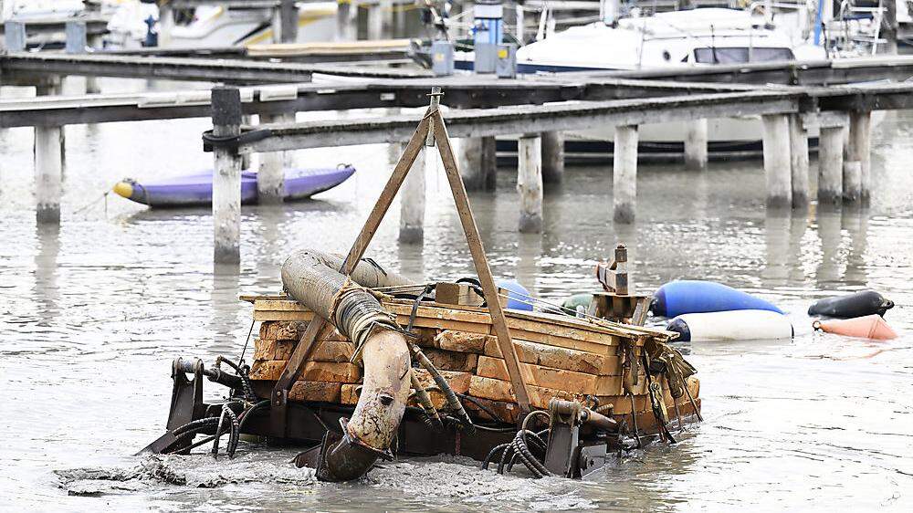 Schlammbeseitigung mit dem Arbeitsboot in der Ruster Bucht