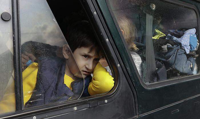 Junger Karabach-Armenier blickt zweifelnd aus dem Auto, nachdem er und seine Familie im armenischen Goris ankommen.