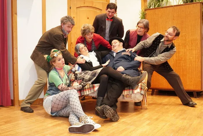 Platz 9. Pfarrer bereitet "Brautpaar auf die Liebesnacht vor". Die neueste Produktion der Theatergruppe Schiefling unter der Regie von Obmann Norbert Riedl und Walter Kriegl. "Die lustige Brautnacht" ist ein Lustspiel in drei Akten von Peter Hinrichsen, gespickt von Irrungen und Verwirrungen.