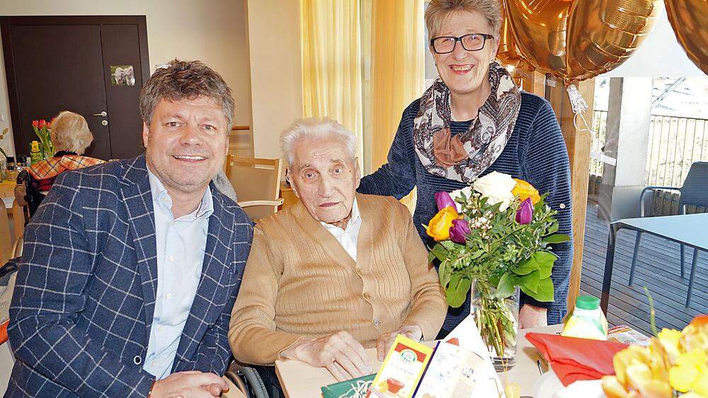 Gerhard Pirih und Gemeinderätin Barbara Samobor gratulierten Oswald Wieser