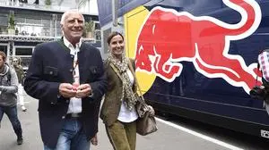 Dietrich Mateschitz: Er gehörte nirgendwo dazu und niemandem an. Auch darin war er atypisch für dieses Land. (Im Bild mit seiner Lebensgefährtin Marion Feichtner) 