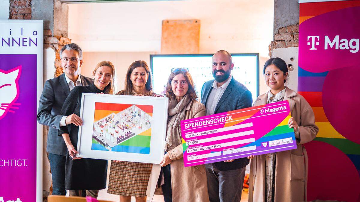 Joe Niedermayer von den RosaLila PantherInnen mit Stadtrat Kurt Hohensinner (ÖVP), den Landesrätinnen Juliane Bogner-Strauß und Doris Kampus (ÖVP und SPÖ), Bürgermeisterin Elke Kahr (KPÖ) und Connie Yang (Magenta) 