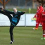 Trotz seiner 65 Jahre ist Roger Spry topfit. Er zeigt dem ÖFB-Team (rechts) immer wieder innovative Trainingsformen