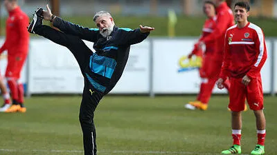Trotz seiner 65 Jahre ist Roger Spry topfit. Er zeigt dem ÖFB-Team (rechts) immer wieder innovative Trainingsformen