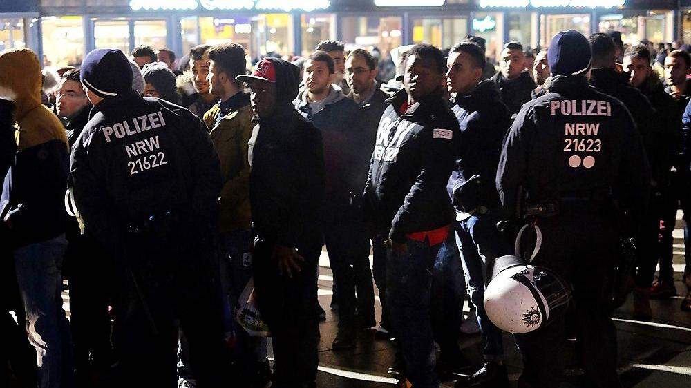 Hunderte Männer - hauptsächlich nordafrikanischer Herkunft - wurden am Kölner Hauptbahnhof streng kontrolliert