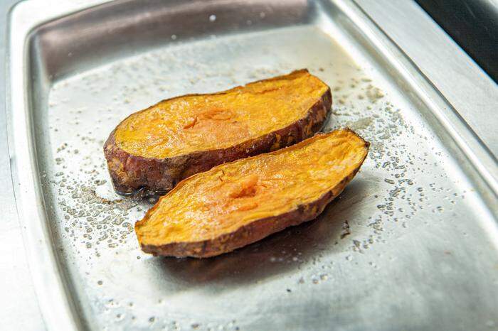 Nuart mariniert die Süßkartoffel mit einer Miso-Butter und schiebt sie danach in den Ofen