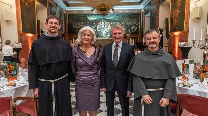 Die Hausherren Pater Bernhard Lang (links) und Pater Tomasz Zegan (rechts) mit "Freunde von Mariahilf"-Vorsitzendem Hans Sünkel und Gattin Ilse Sünkel