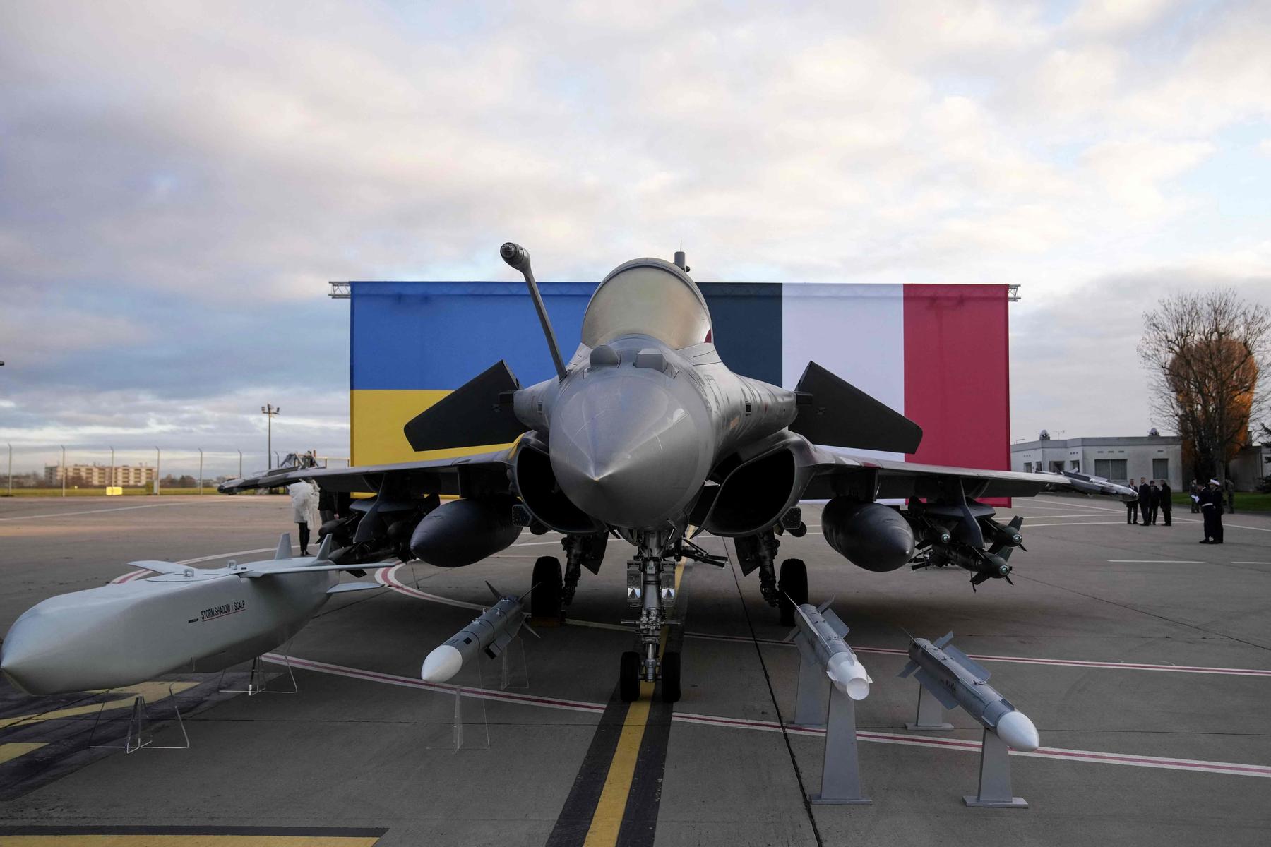 Selenskyj in Frankreich: Ukraine will 100 Rafale-Kampfjets kaufen