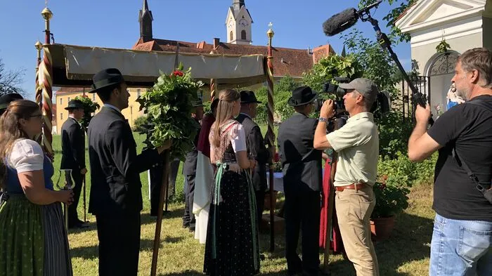 Klicken Sie sich durch die Fotos vom Making Of und die ersten Filmstills aus der Dokumentation!