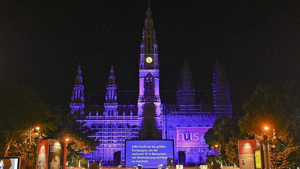 Das Wiener Rathaus wird in den Abendstunden in Violett leuchten