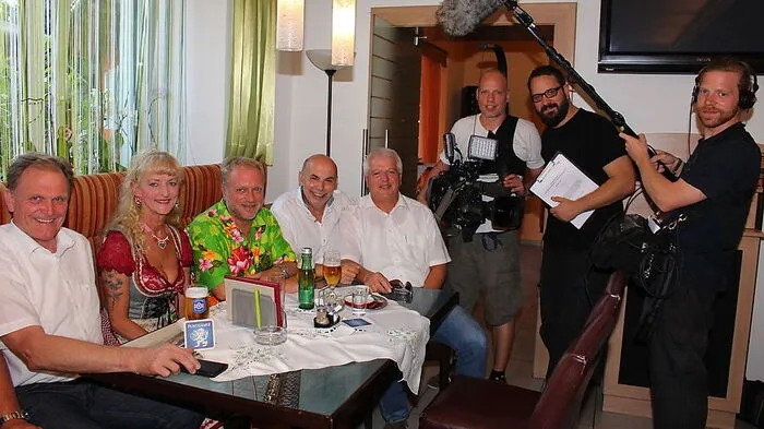 Klicken Sie sich durch die Fotos vom Dreh für "Supernowak" beim Hohenburgerhof in Söding-St. Johann.