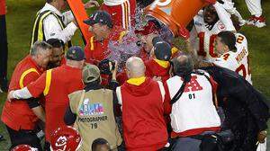 Die Kansas City Chiefs holten den Titel im 57. Super Bowl, Head Coach Andy Reid bekam die obligatorische &quot;Gatoradedusche&quot;