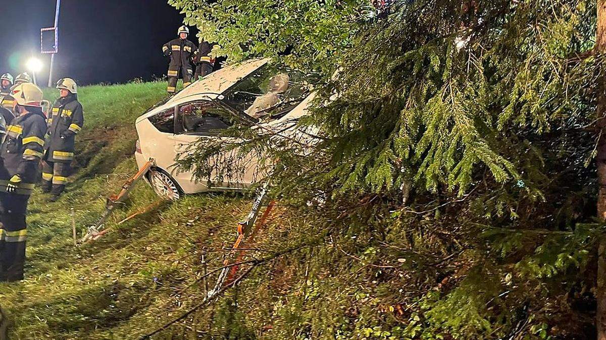 60 Mann von vier Feuerwehren standen bei dem Unfall im Einsatz