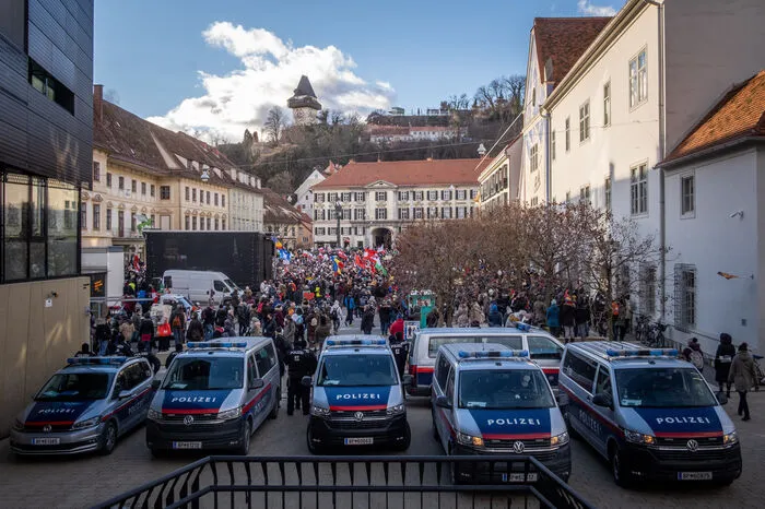 Ziel war der Karmeliterplatz, wo die Schlusskundgebung stattfand
