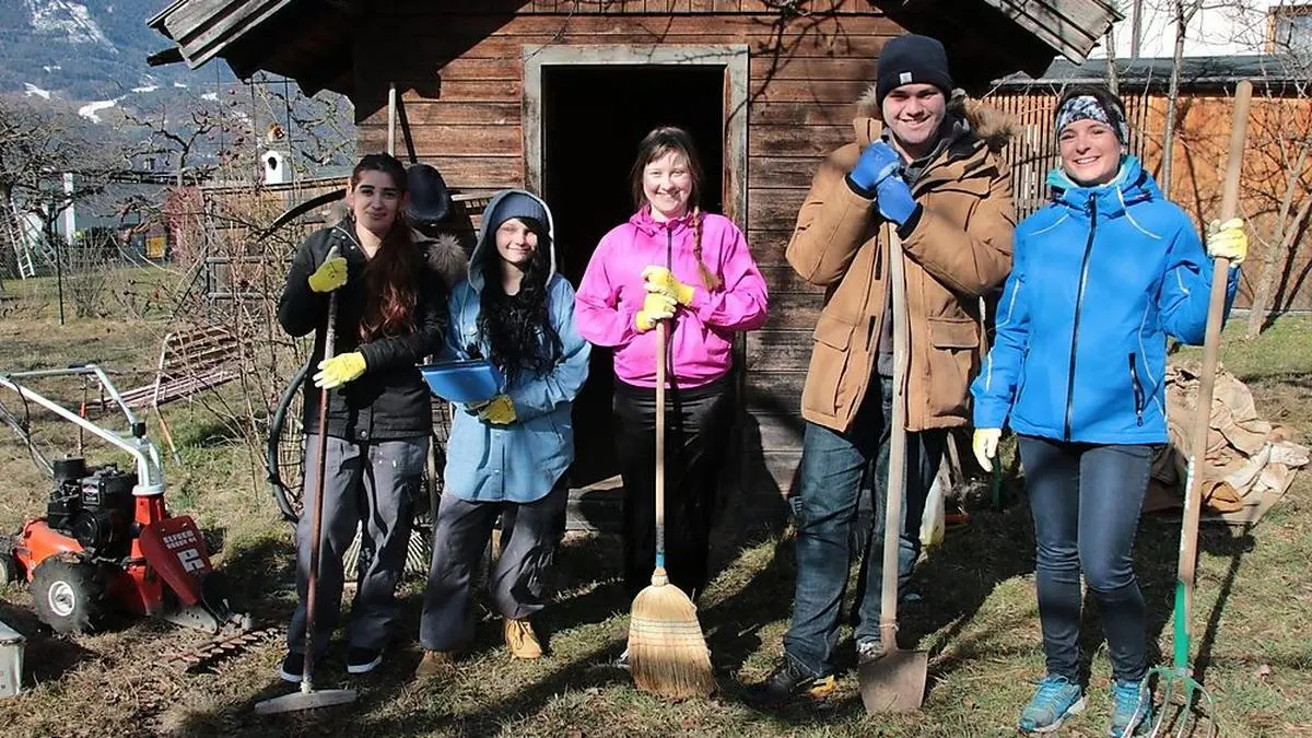 Teilnehmer bei der Gartengestaltung des ÖZIV am Freiwilligentag 2019
