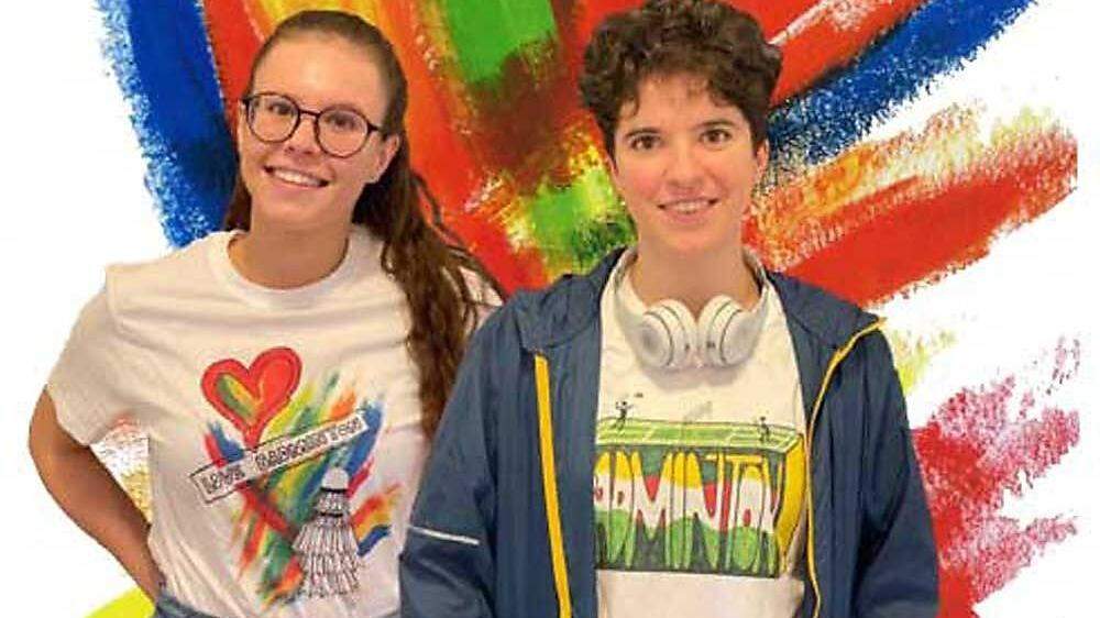 Badminton-Spielerin Jenny Ertl (rechts) mit Schwester Conny und ihren selbstkreierten Shirts